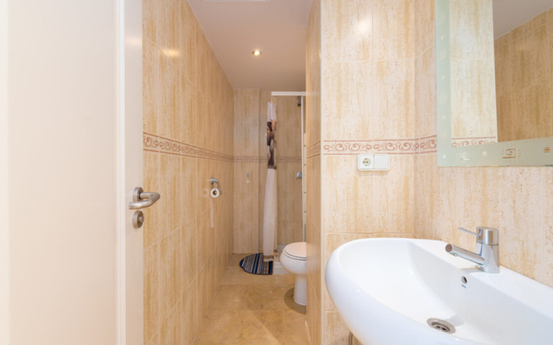 Двухуровневый пентхаус с террасой в Duquesa Golf Gardens