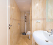 Двухуровневый пентхаус с террасой в Duquesa Golf Gardens