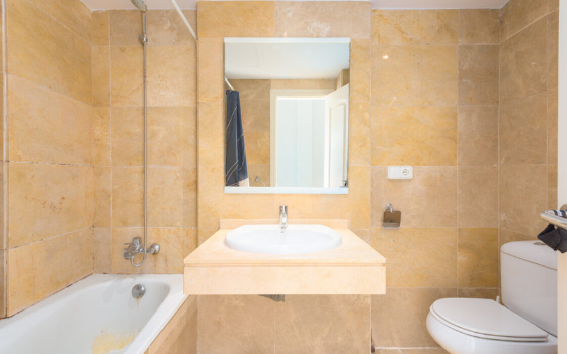 Двухуровневый пентхаус с террасой в Duquesa Golf Gardens