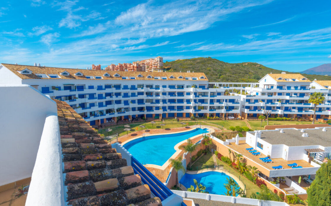 Двухуровневый пентхаус с террасой в Duquesa Golf Gardens