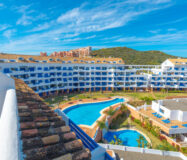 Двухуровневый пентхаус с террасой в Duquesa Golf Gardens