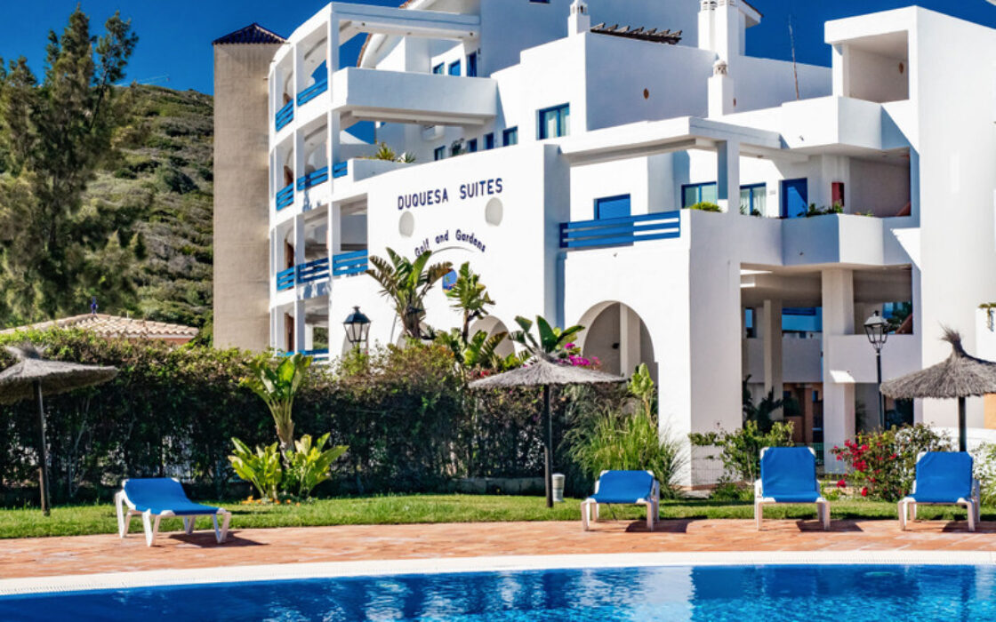 Двухуровневый пентхаус с террасой в Duquesa Golf Gardens