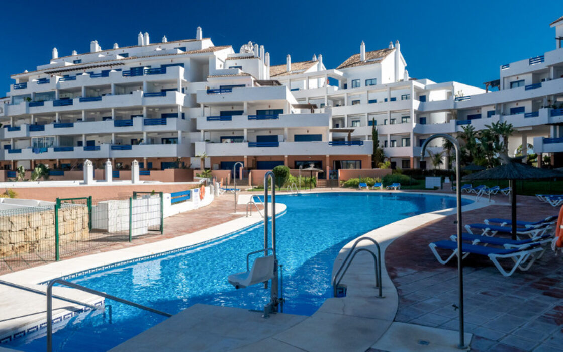 Двухуровневый пентхаус с террасой в Duquesa Golf Gardens