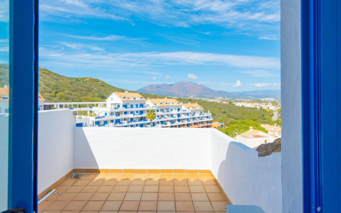 Двухуровневый пентхаус с террасой в Duquesa Golf Gardens