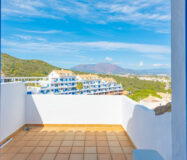 Двухуровневый пентхаус с террасой в Duquesa Golf Gardens