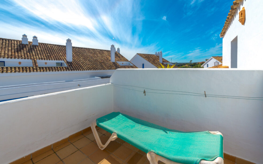 Двухуровневый пентхаус с террасой в Duquesa Golf Gardens