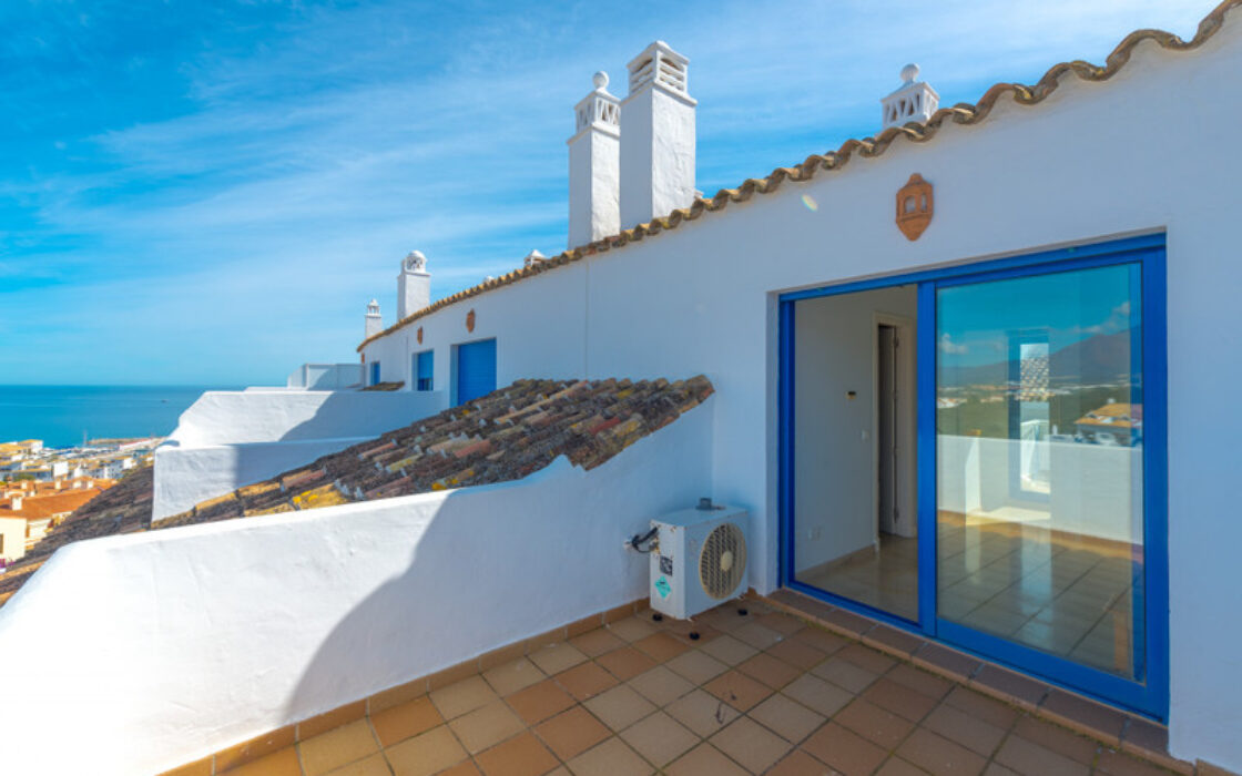 Двухуровневый пентхаус с террасой в Duquesa Golf Gardens