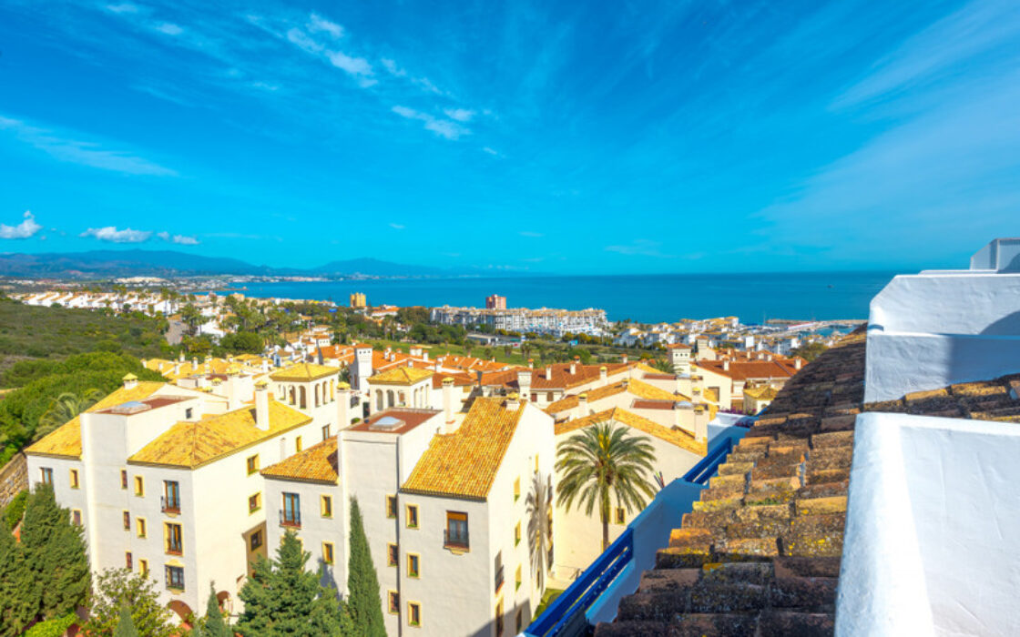 Двухуровневый пентхаус с террасой в Duquesa Golf Gardens