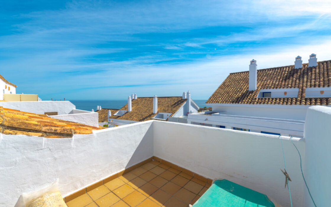 Двухуровневый пентхаус с террасой в Duquesa Golf Gardens