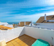 Двухуровневый пентхаус с террасой в Duquesa Golf Gardens