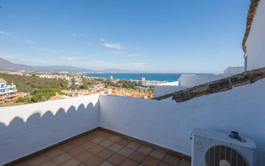 Двухуровневый пентхаус с террасой в Duquesa Golf Gardens