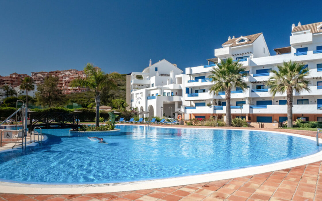 Двухуровневый пентхаус с террасой в Duquesa Golf Gardens