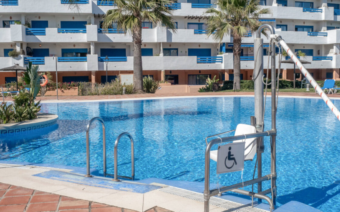 Двухуровневый пентхаус с террасой в Duquesa Golf Gardens