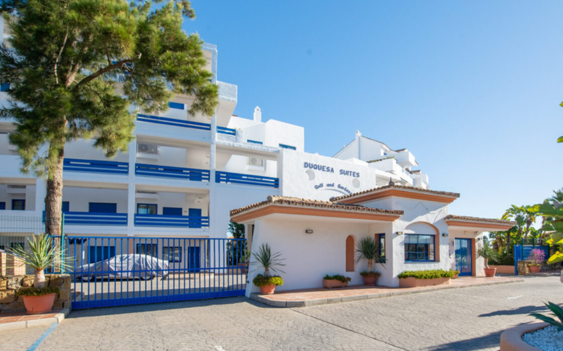 Двухуровневый пентхаус с террасой в Duquesa Golf Gardens