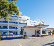 Двухуровневый пентхаус с террасой в Duquesa Golf Gardens