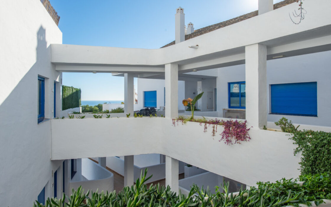 Двухуровневый пентхаус с террасой в Duquesa Golf Gardens