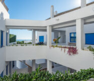 Двухуровневый пентхаус с террасой в Duquesa Golf Gardens