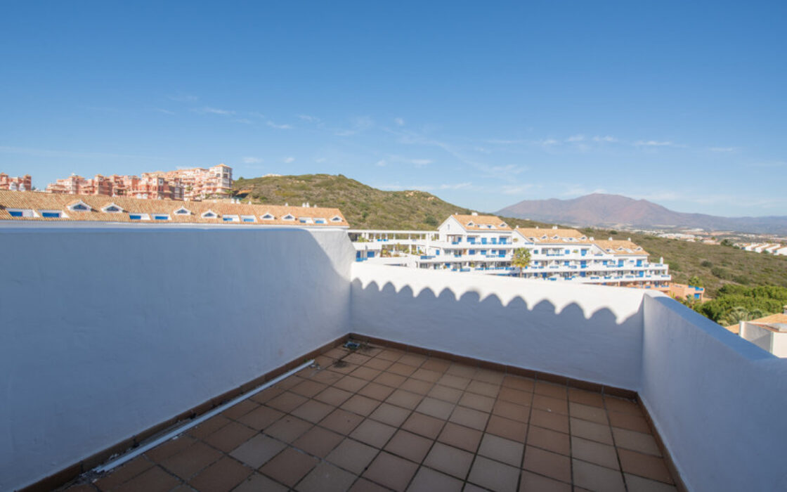 Двухуровневый пентхаус с террасой в Duquesa Golf Gardens