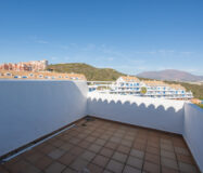 Двухуровневый пентхаус с террасой в Duquesa Golf Gardens