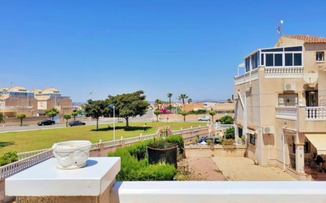 Дом в Торревьехе с террасой 65 кв.м для комфортного отдыха