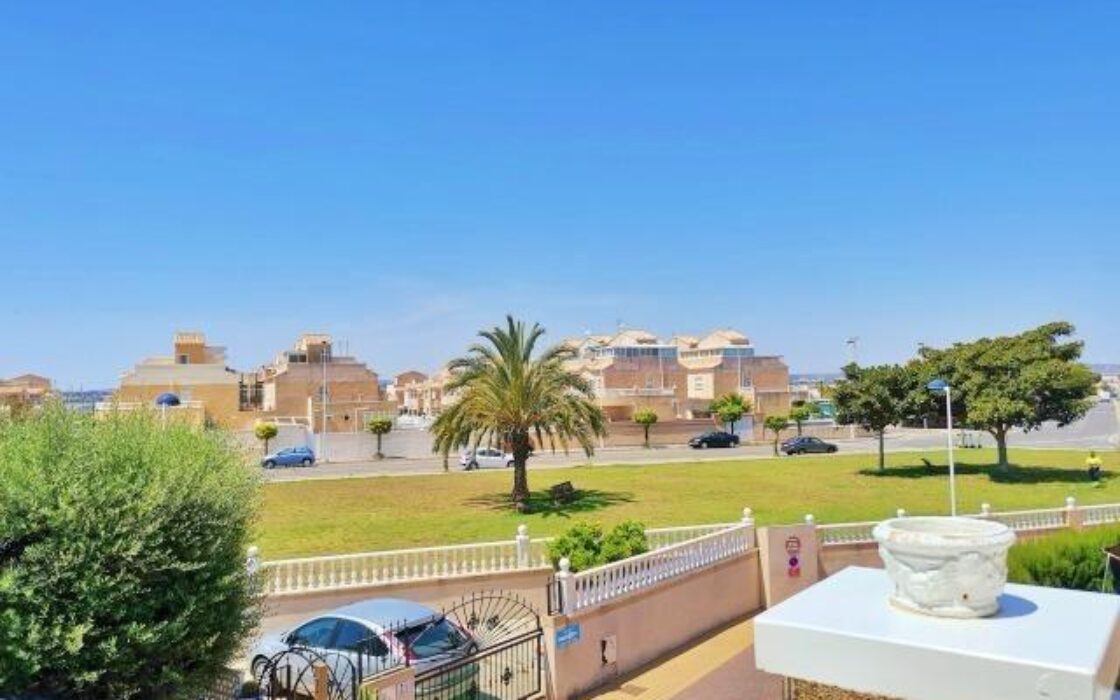 Дом в Торревьехе с террасой 65 кв.м для комфортного отдыха