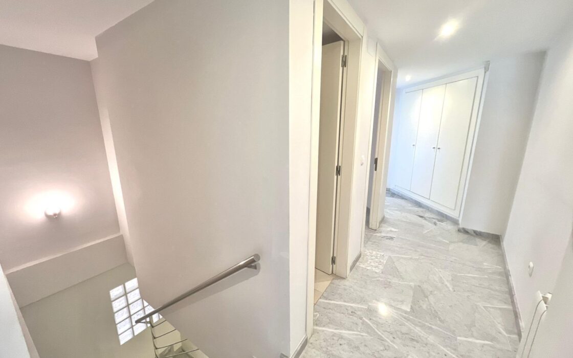 Дуплекс в Валенсии 162 кв.м с террасой и 5 комнатами