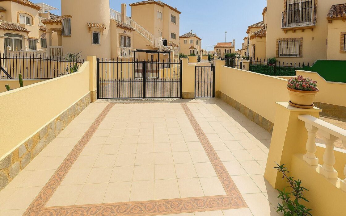 Дом в Ориуэла Коста 67 кв.м с террасой и бассейном