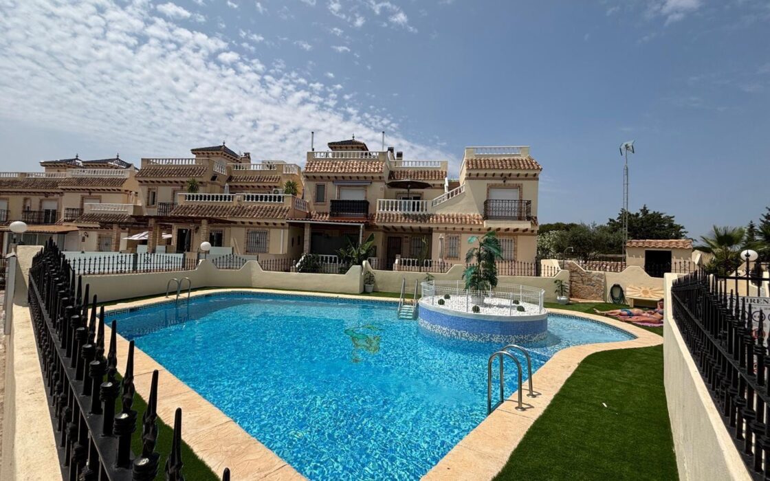 Дом в Ориуэла Коста 67 кв.м с террасой и бассейном