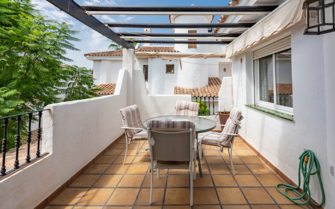 Двухуровневый пентхаус с террасой в Лос Наранхос 114 кв.м