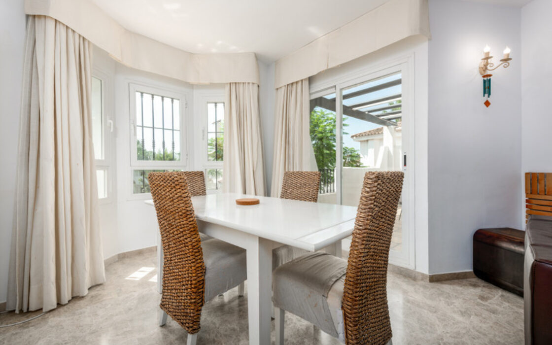 Двухуровневый пентхаус с террасой в Лос Наранхос 114 кв.м