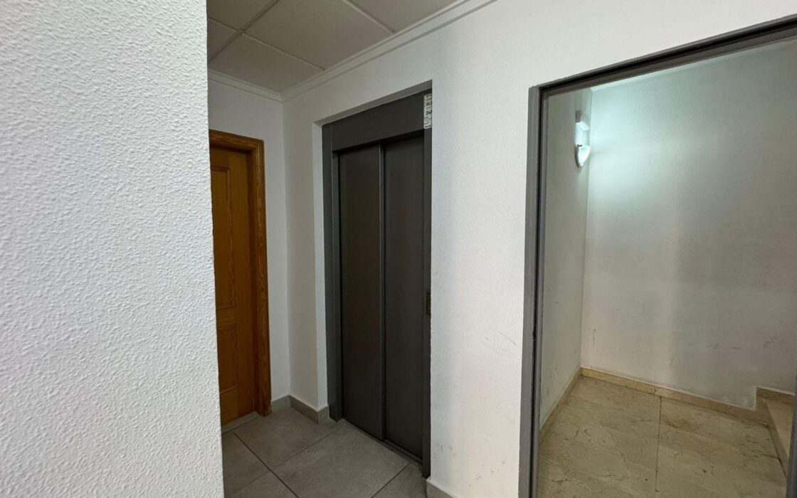 Апартамент 75 кв.м з терасою в Торрев’єсі біля моря