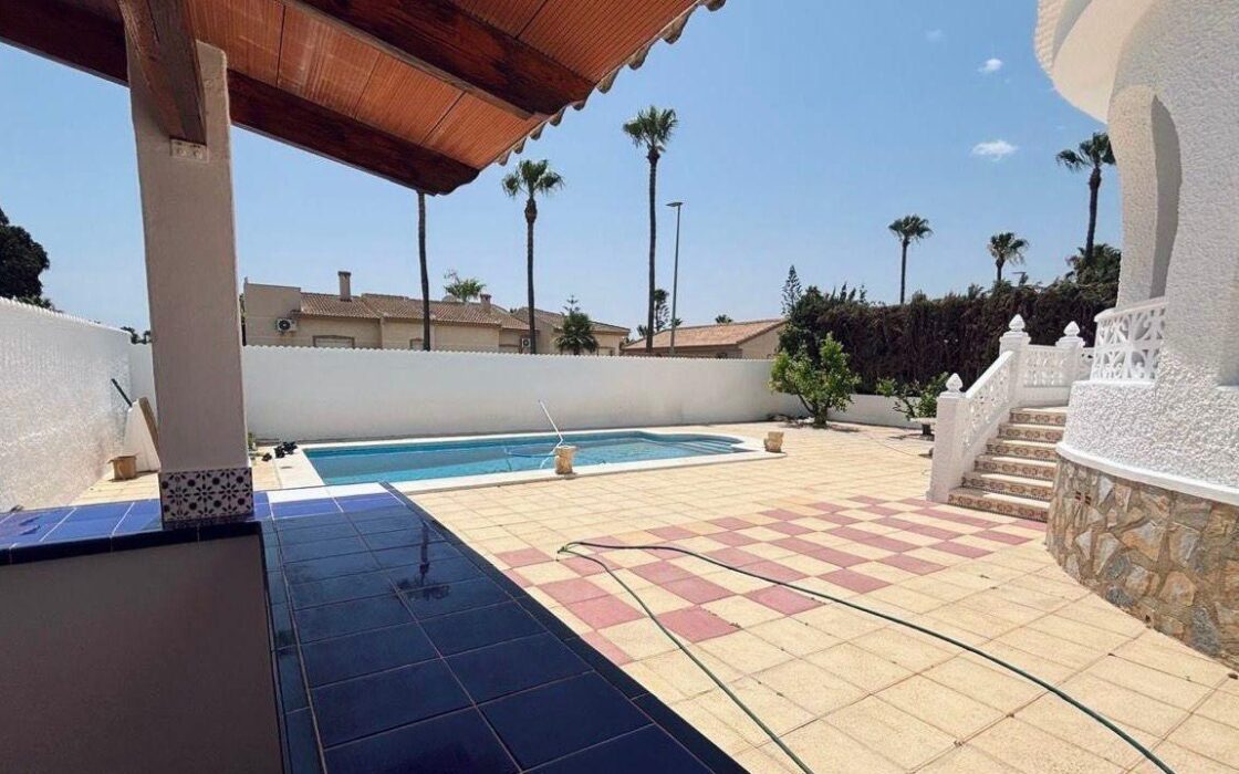 Вилла в Сьюдад Кесада 110 кв.м с бассейном у моря