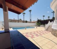 Вилла в Сьюдад Кесада 110 кв.м с бассейном у моря