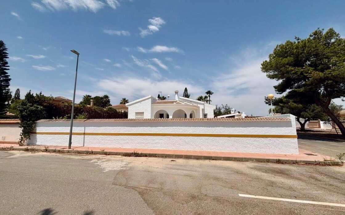 Вилла в Сьюдад Кесада 110 кв.м с бассейном у моря