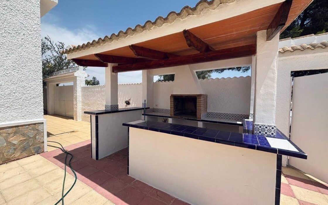 Вилла в Сьюдад Кесада 110 кв.м с бассейном у моря