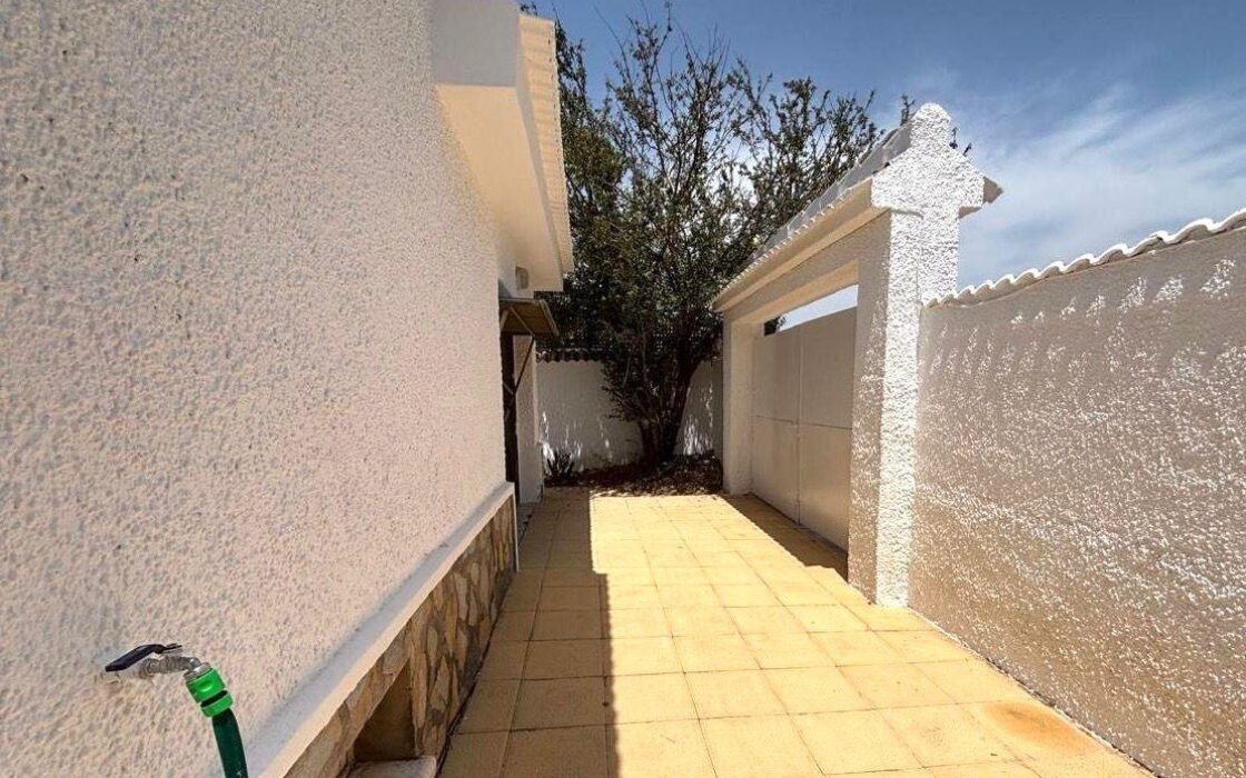 Вилла в Сьюдад Кесада 110 кв.м с бассейном у моря