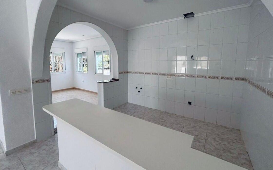 Вилла в Сьюдад Кесада 110 кв.м с бассейном у моря