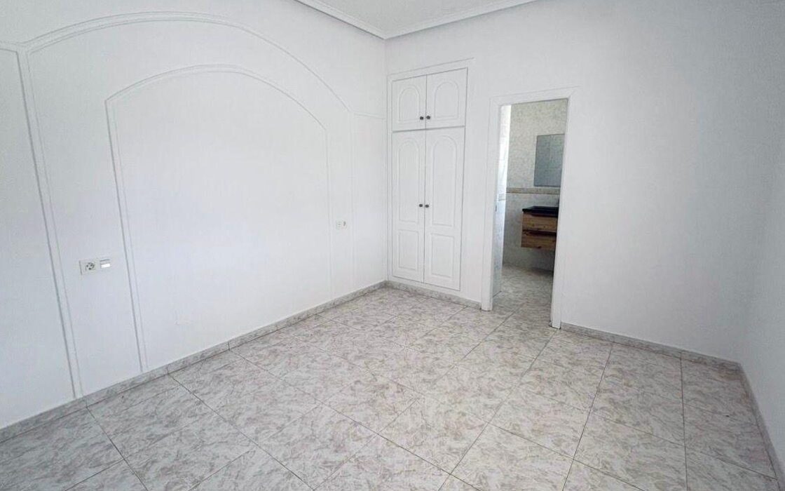 Вилла в Сьюдад Кесада 110 кв.м с бассейном у моря