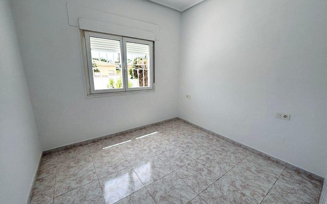 Вилла в Сьюдад Кесада 110 кв.м с бассейном у моря