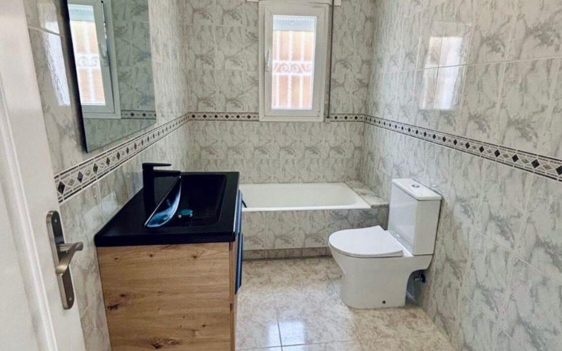 Вилла в Сьюдад Кесада 110 кв.м с бассейном у моря