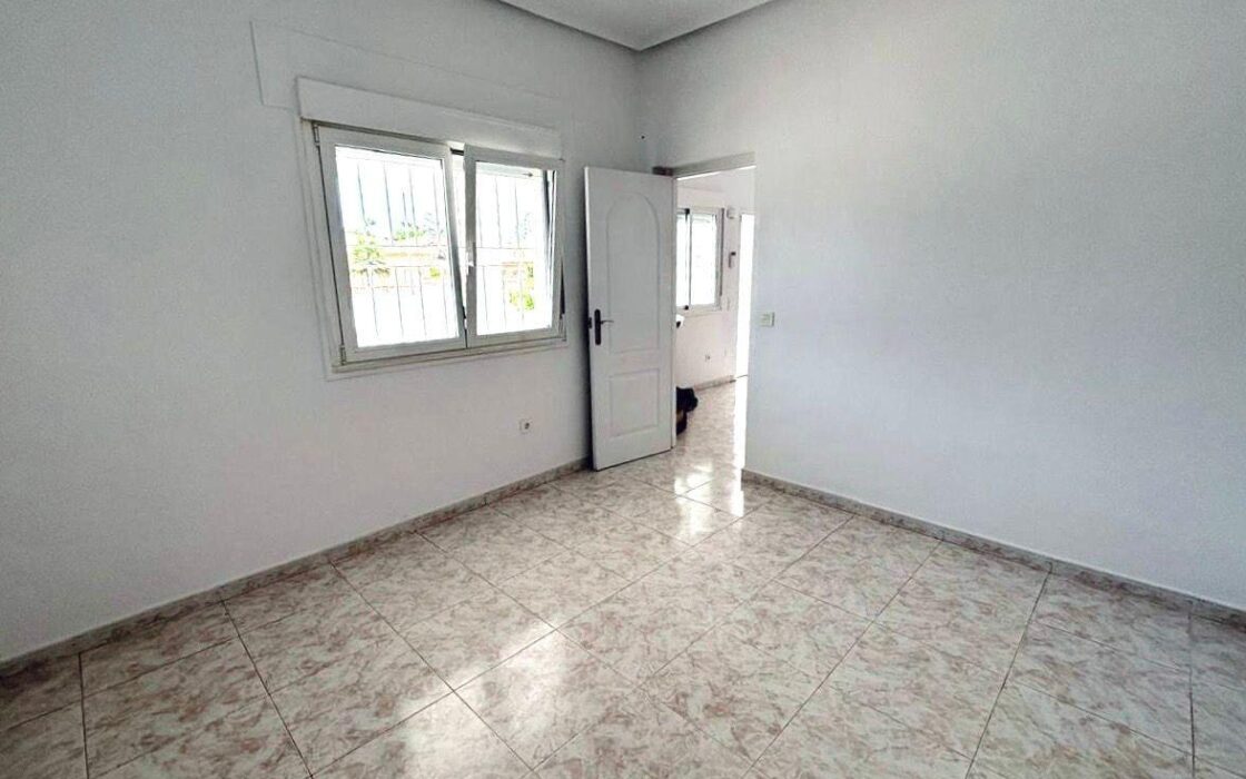 Вилла в Сьюдад Кесада 110 кв.м с бассейном у моря