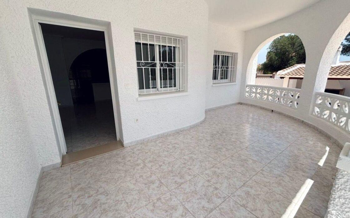 Вилла в Сьюдад Кесада 110 кв.м с бассейном у моря