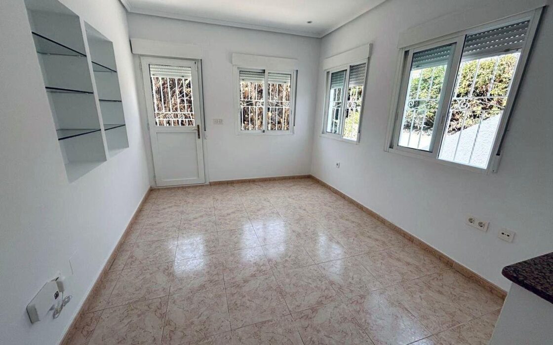 Вилла в Сьюдад Кесада 110 кв.м с бассейном у моря