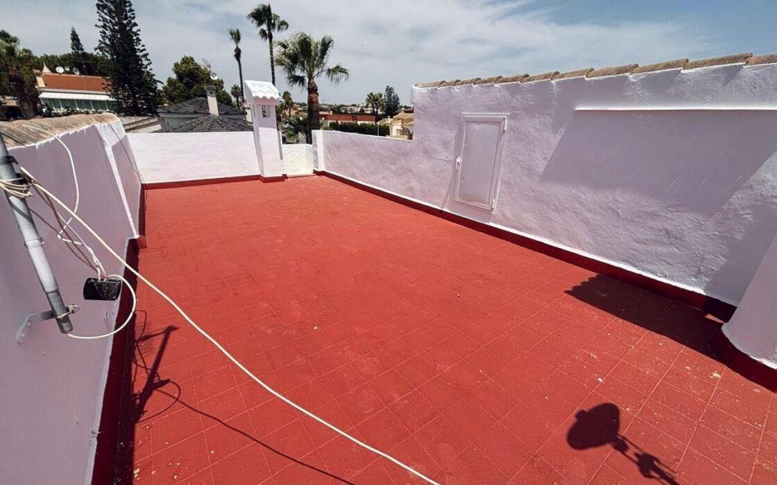 Вилла в Сьюдад Кесада 110 кв.м с бассейном у моря