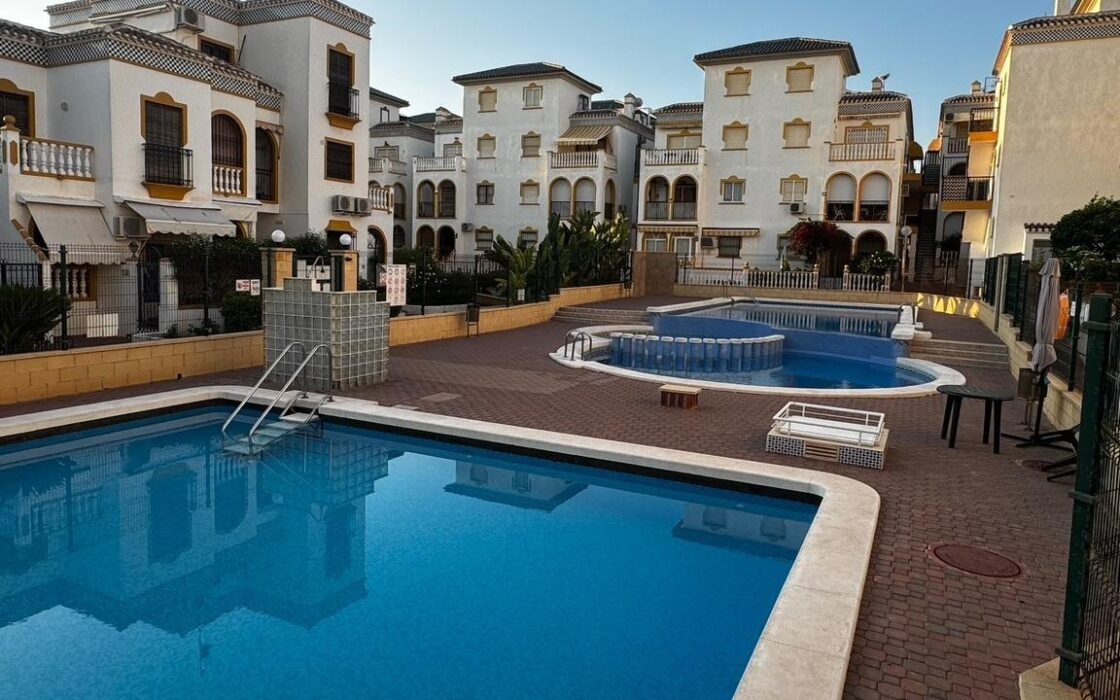 Апартаменты в Торревьехе 4 комнаты с террасой у моря