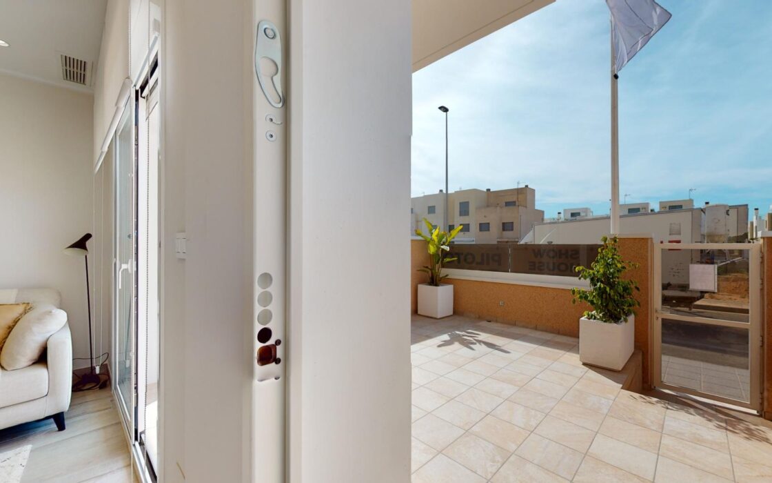 Дом в Пилар де ла Орадада 81 кв.м с террасой у моря