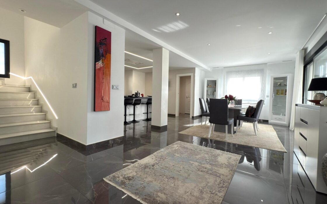 Отдельная вилла с бассейном в Сан-Хуан-де-Аликанте 360 кв.м