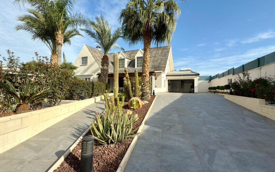 Отдельная вилла с бассейном в Сан-Хуан-де-Аликанте 360 кв.м