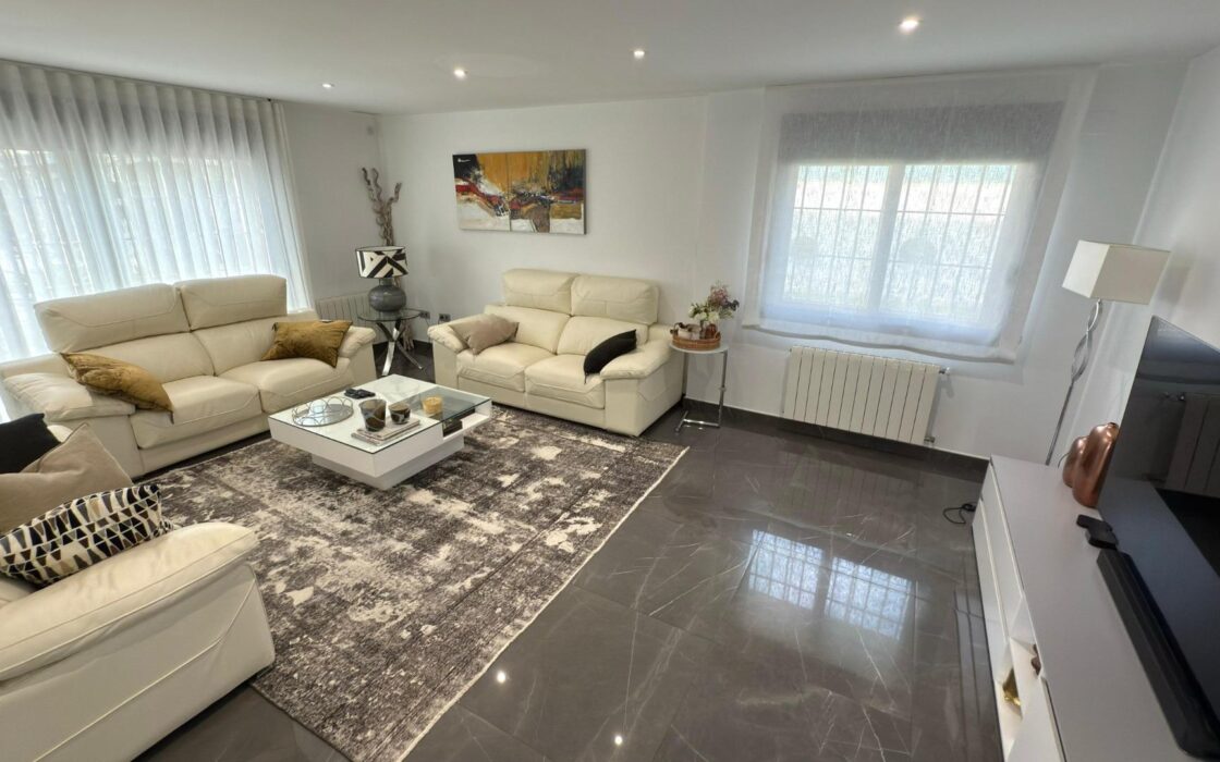 Отдельная вилла с бассейном в Сан-Хуан-де-Аликанте 360 кв.м