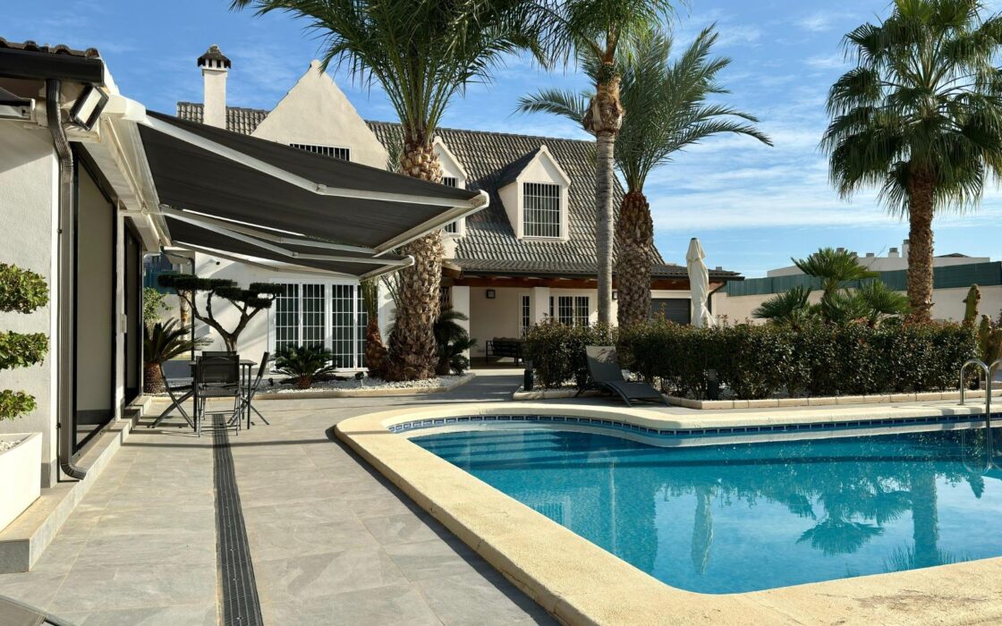 Отдельная вилла с бассейном в Сан-Хуан-де-Аликанте 360 кв.м